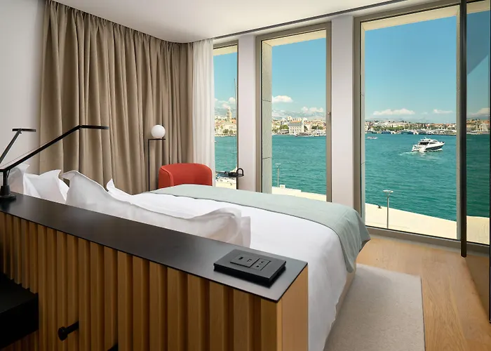 Отель Ambasador